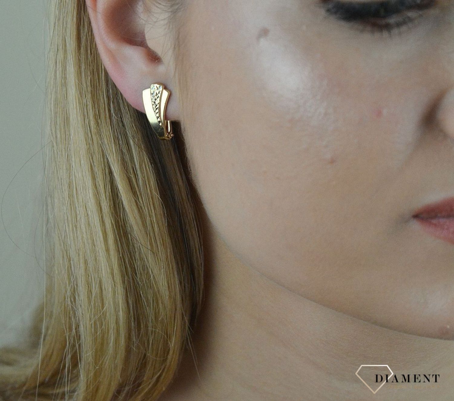 Kolczyki złote grawerowane pr 585 KL 9246B. Delikatne złote kolczyki na angielskie zapięcia wykonane są z 14-karatowego złota idealnie będą prezentowały się do codziennego użytku. Idealny prezent na każd.png